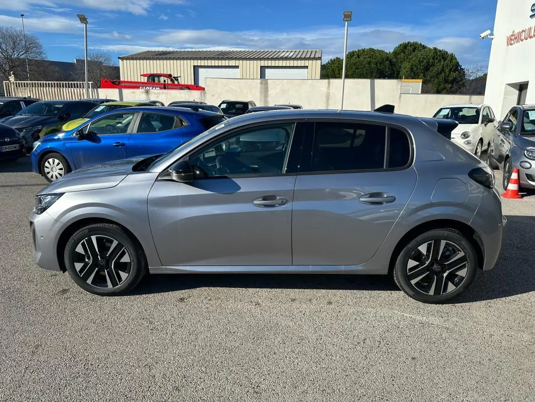 Peugeot 208 Hybrid gris vue de profil côté gauche, avec jantes alliage noires et toit noir contrasté.