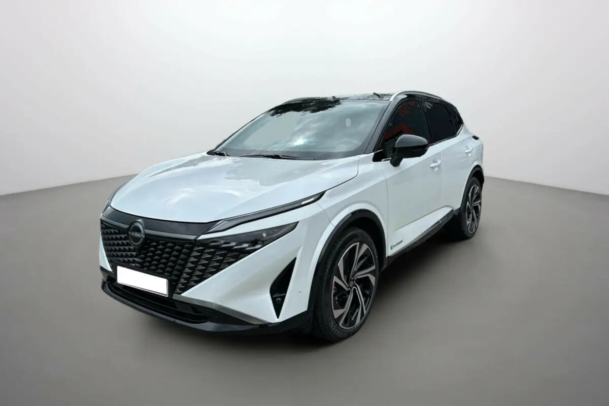 Nissan Qashqai E-Power 205 Tekna Plus blanc lunaire avec toit noir, vue 3/4 avant droit, jantes alu 20 pouces.