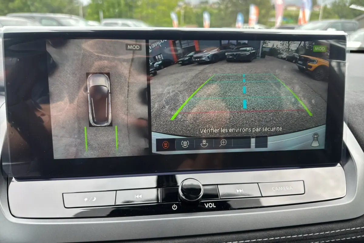 Écran intérieur du Nissan Qashqai E-POWER 205 Tekna Plus montrant la caméra 360° en mode vue aérienne et recul.