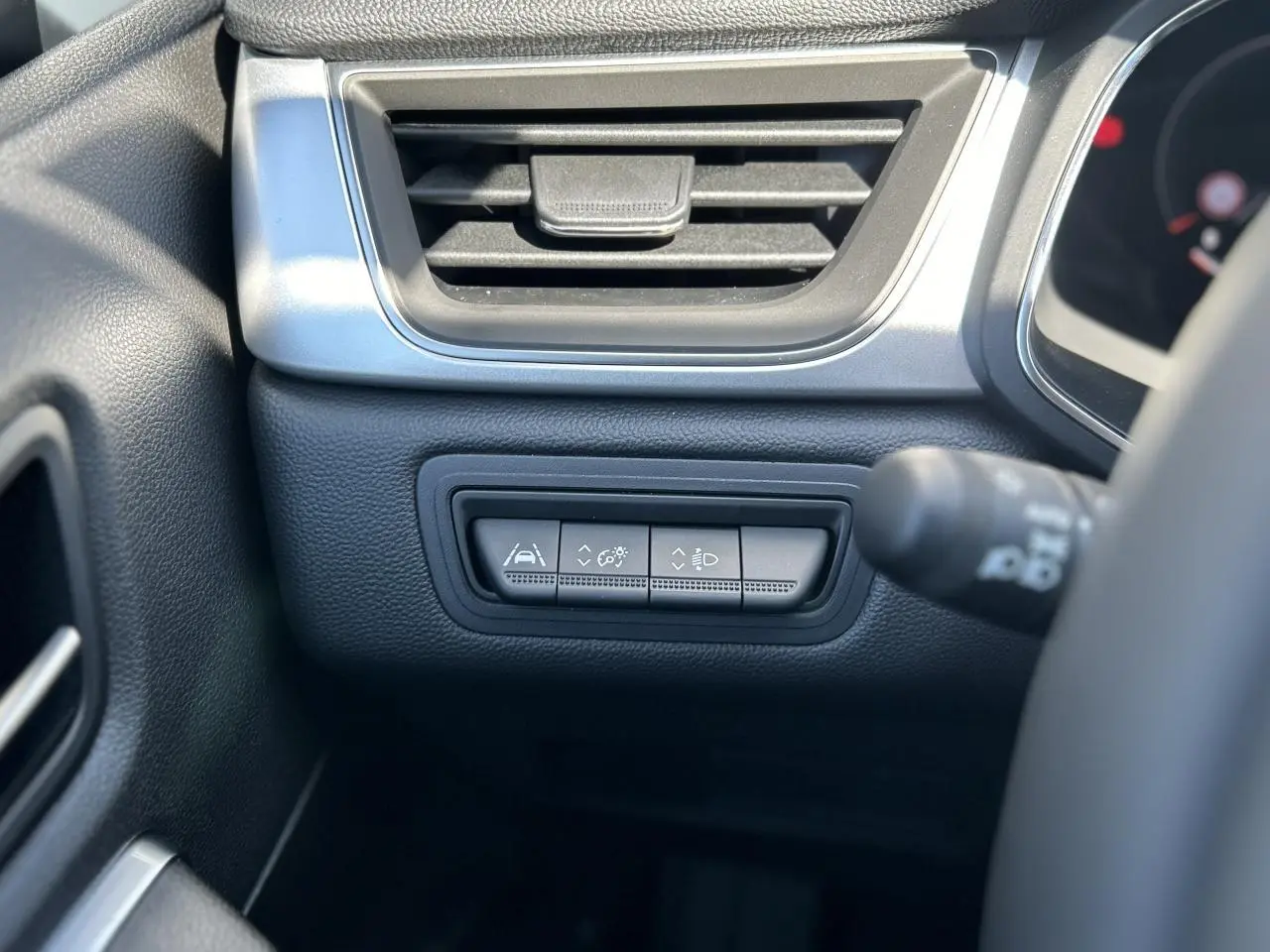 Vue intérieure rapprochée du tableau de bord côté gauche du Renault Captur 2024 avec commandes d'assistance à la conduite.