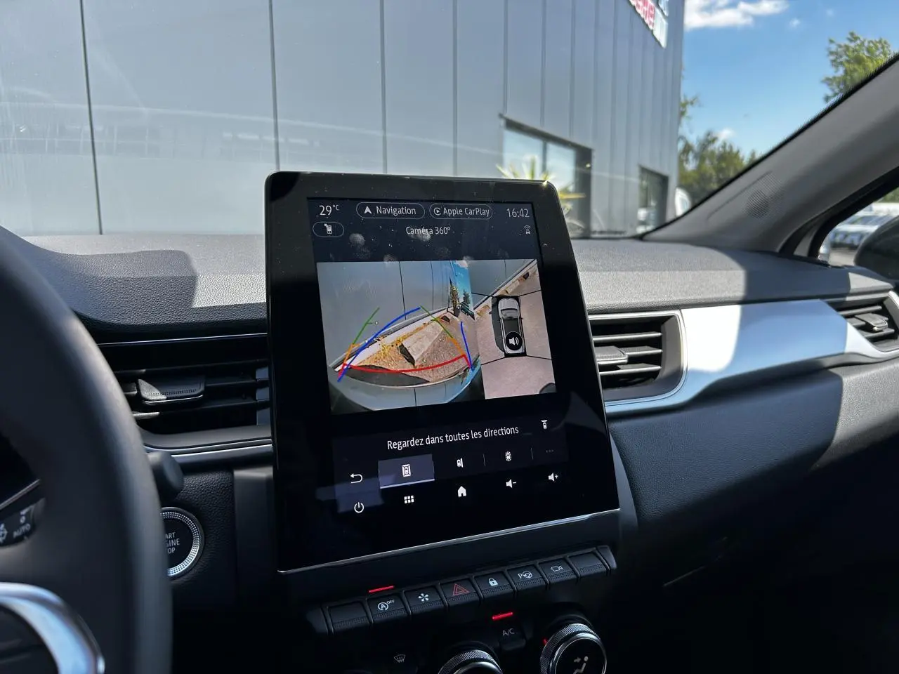 Vue intérieure du tableau de bord du Renault Captur 2024 avec écran tactile 9,3'' affichant la caméra 360°.