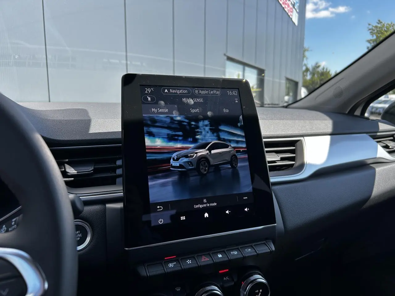 Vue intérieure centrée sur l'écran tactile 9,3'' du tableau de bord du Renault Captur gris Cassiopée 2024.