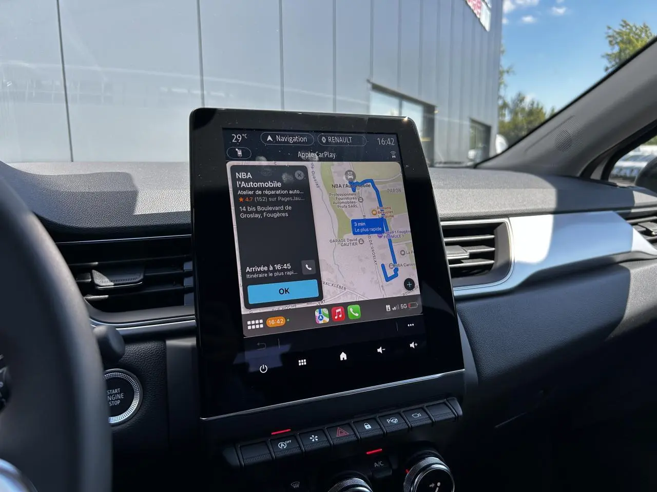 Vue intérieure du tableau de bord du Renault Captur 2024 avec écran tactile 9,3'' affichant la navigation Apple CarPlay.