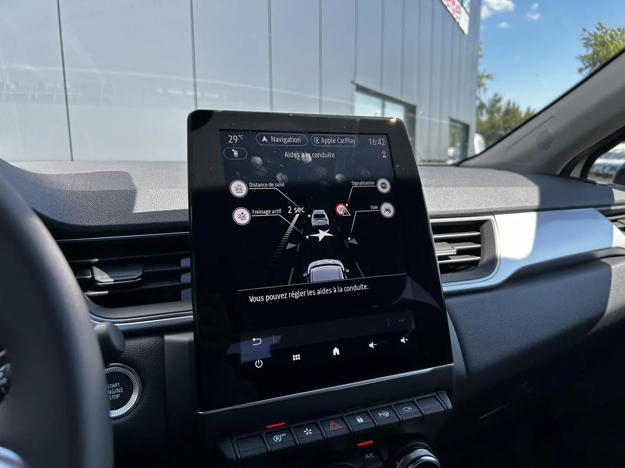 Vue intérieure centrée sur l'écran tactile vertical 9,3'' du tableau de bord du Renault Captur 2024.
