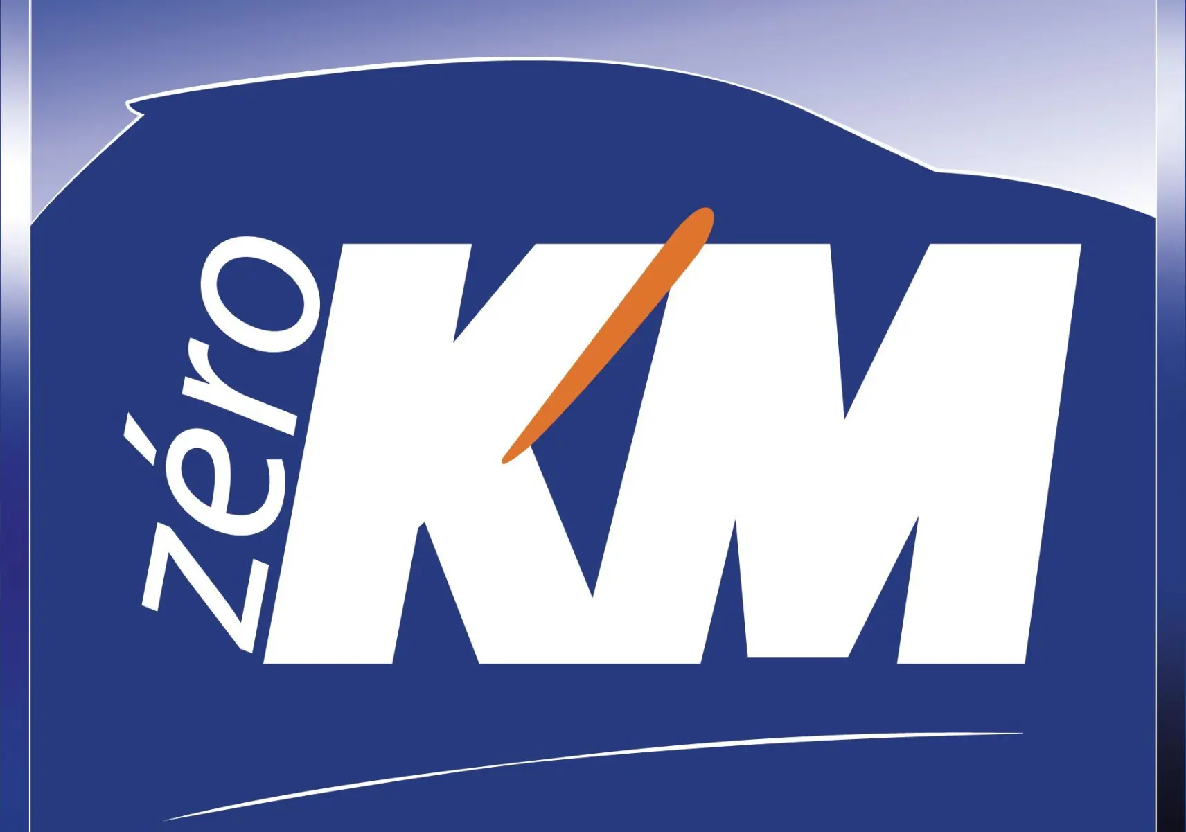 Logo bleu avec silhouette de voiture en arrière-plan et texte blanc "zéro KM" avec aiguille orange sur le K.