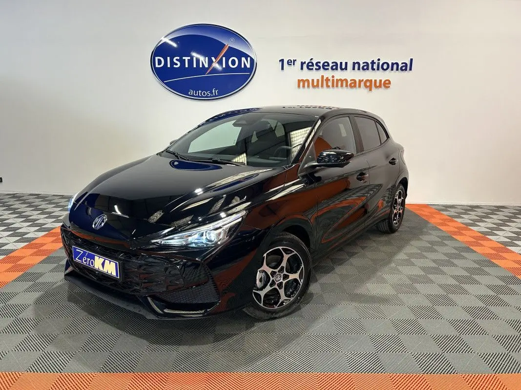 MG3 1.5 HYBRID+ 195 LUXURY noir métal en 3/4 avant droit, avec jantes alliage et phares LED allumés.