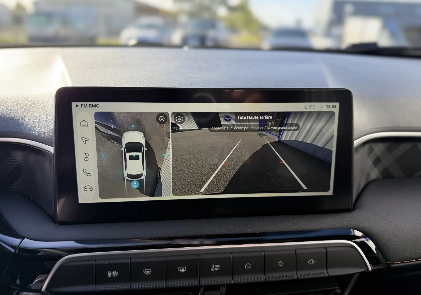 Écran central du MG3 1.5 HYBRID+ 195 LUXURY 2026 montrant la caméra de recul et la vue aérienne du véhicule noir métal.
