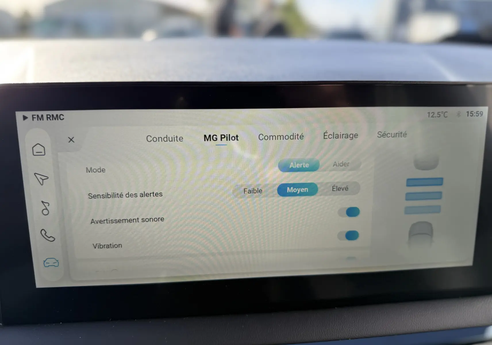 Écran tactile intérieur du MG3 1.5 HYBRID+ 195 LUXURY montrant les réglages du système d’aide à la conduite MG Pilot.