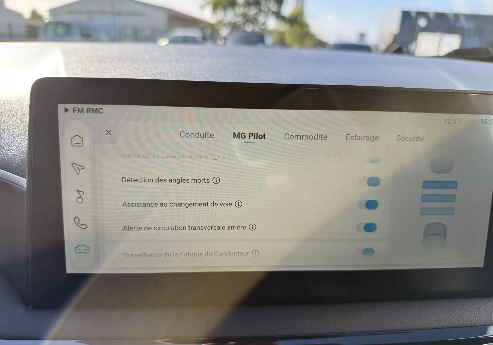 Écran tactile intérieur du MG3 1.5 HYBRID+ 195 LUXURY montrant les options d'assistance à la conduite.