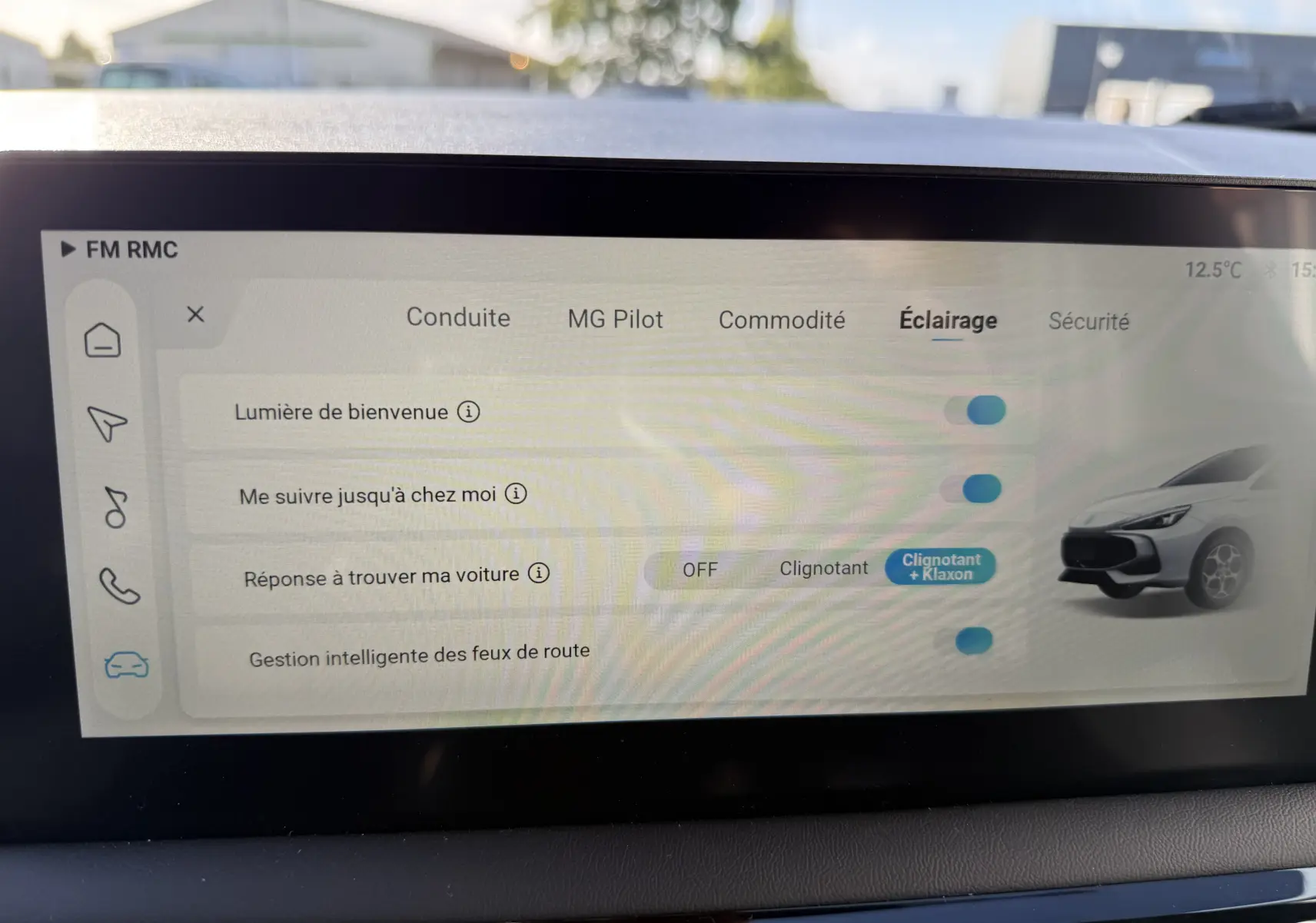 Écran tactile intérieur montrant les réglages d’éclairage du MG MOTOR MG3 1.5 HYBRID+ 195 LUXURY de 2026.