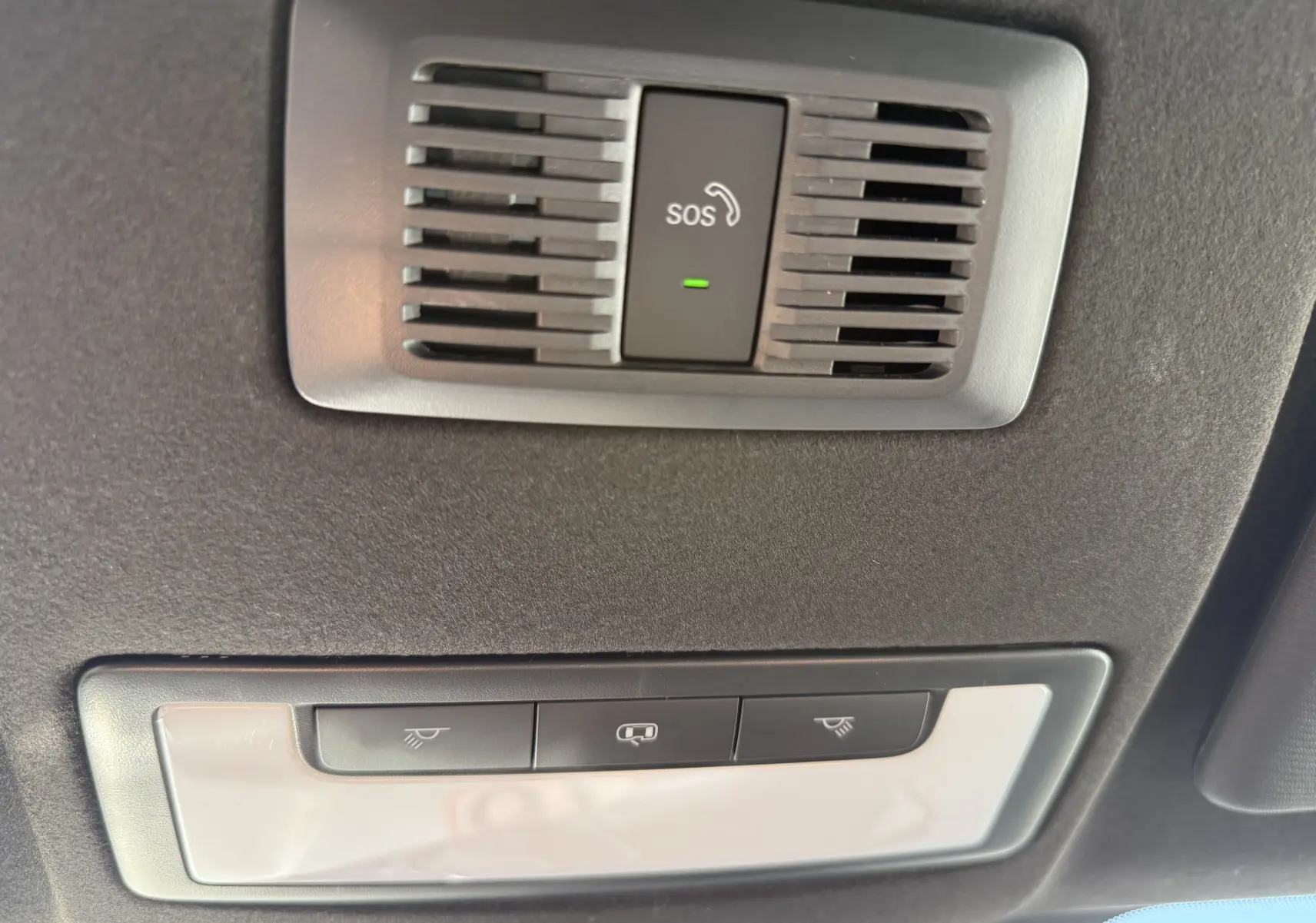 Vue en gros plan du plafonnier intérieur avec bouton SOS et commandes d’éclairage du MG3 1.5 HYBRID+ 195 LUXURY noir métal.