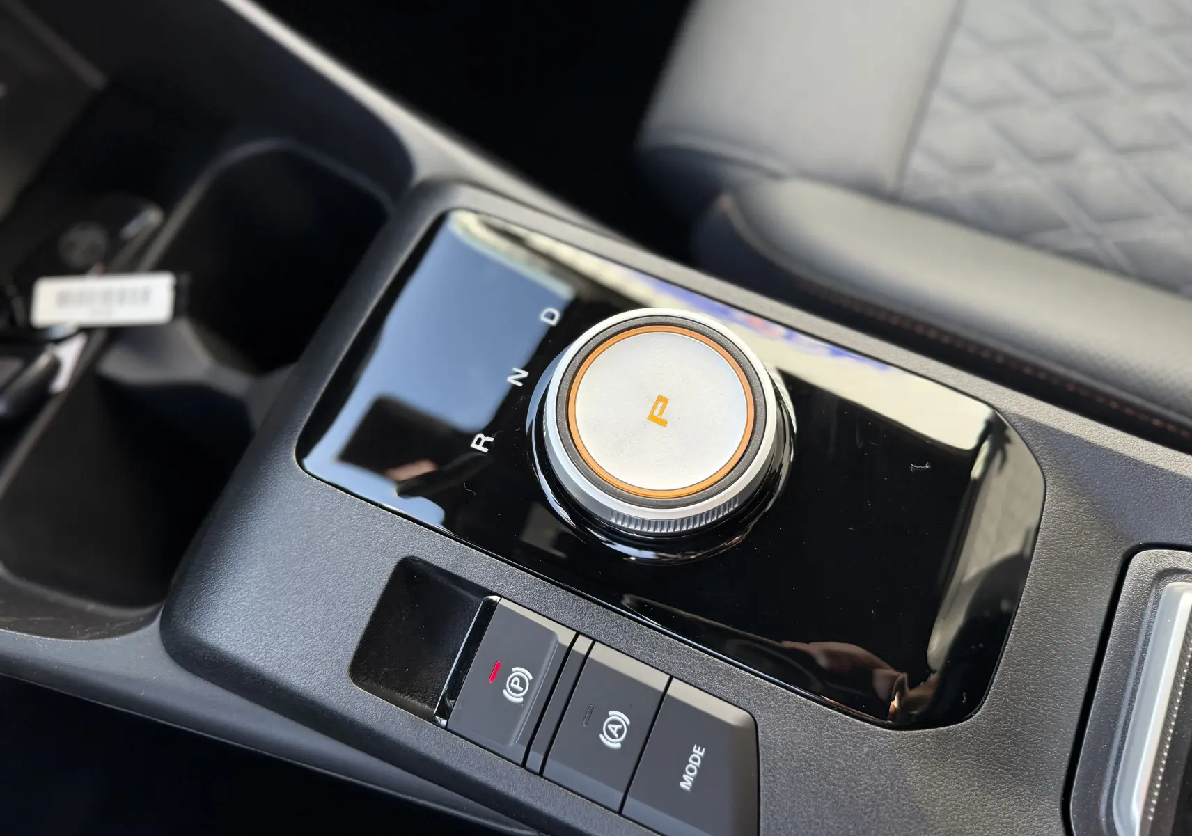Gros plan sur la molette de sélection de la boîte automatique et les boutons de commande, intérieur noir du MG3 1.5 Hybrid+ 2026.
