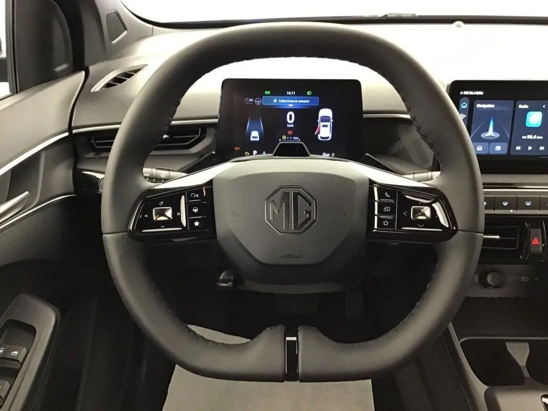 Vue intérieure centrée sur le volant noir du MG3 1.5 Hybrid+ 195 Luxury avec tableau de bord digital et écran tactile.