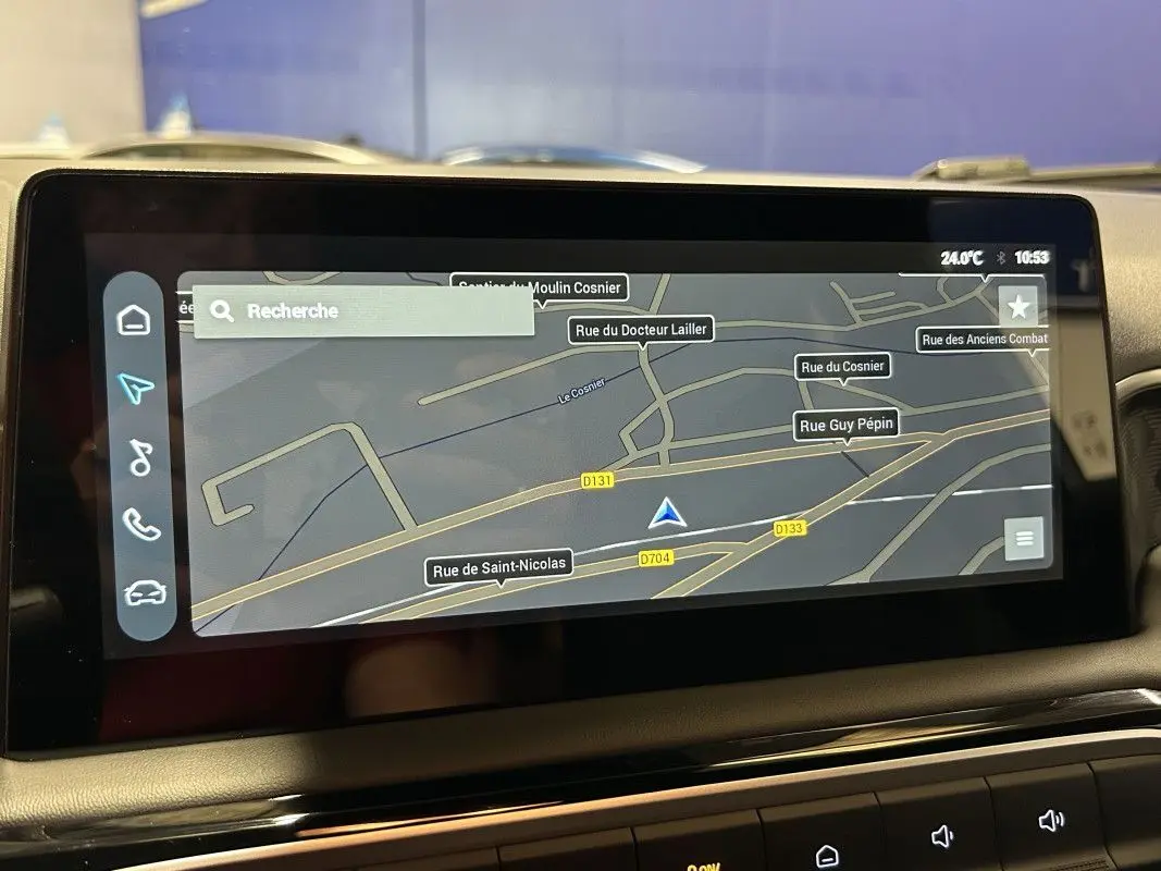 Écran tactile central du MG3 1.5 HYBRID+ 195 LUXURY 2026 affichant la navigation GPS en intérieur noir.