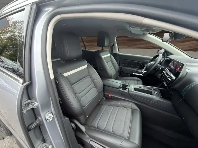 Vue intérieure côté gauche du Citroën C5 Hybride gris clair 2024, montrant sièges cuir et tableau de bord moderne.