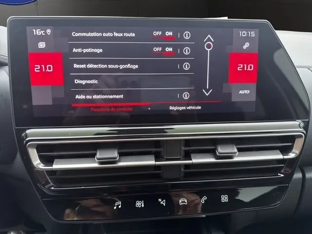 Écran tactile central du tableau de bord du Citroën C5 Hybride 2024, affichant les réglages de conduite avec interface moderne.