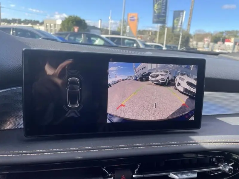 Affichage de la caméra de recul de l'Alfa Romeo Tonale noire 2023, vue arrière avec guidage de trajectoire coloré.