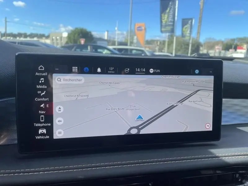 Écran tactile du système de navigation de l'Alfa Romeo Tonale 2023 visible depuis l'habitacle, affichant une carte en mode jour.