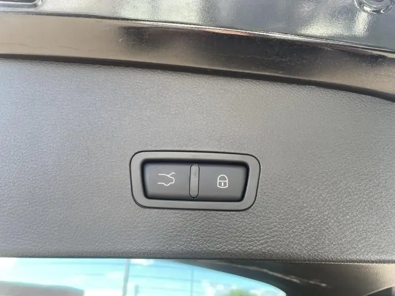 Bouton de fermeture électrique du coffre sur un Alfa Romeo Tonale noir 2023, vue intérieure du hayon.