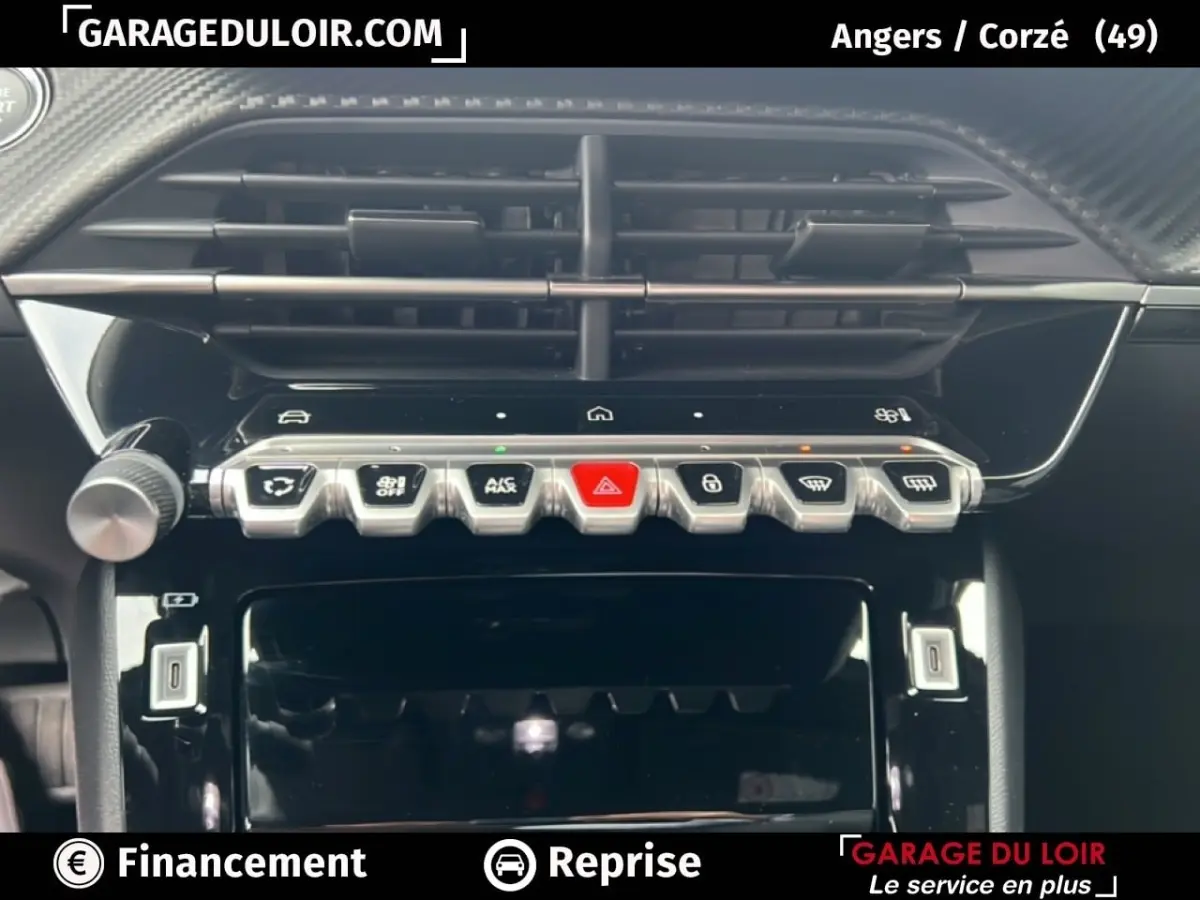 Vue rapprochée du tableau de bord noir brillant du Peugeot 2008 Hybrid 136 e-DCS6 Allure avec ses commandes tactiles et aérateurs.