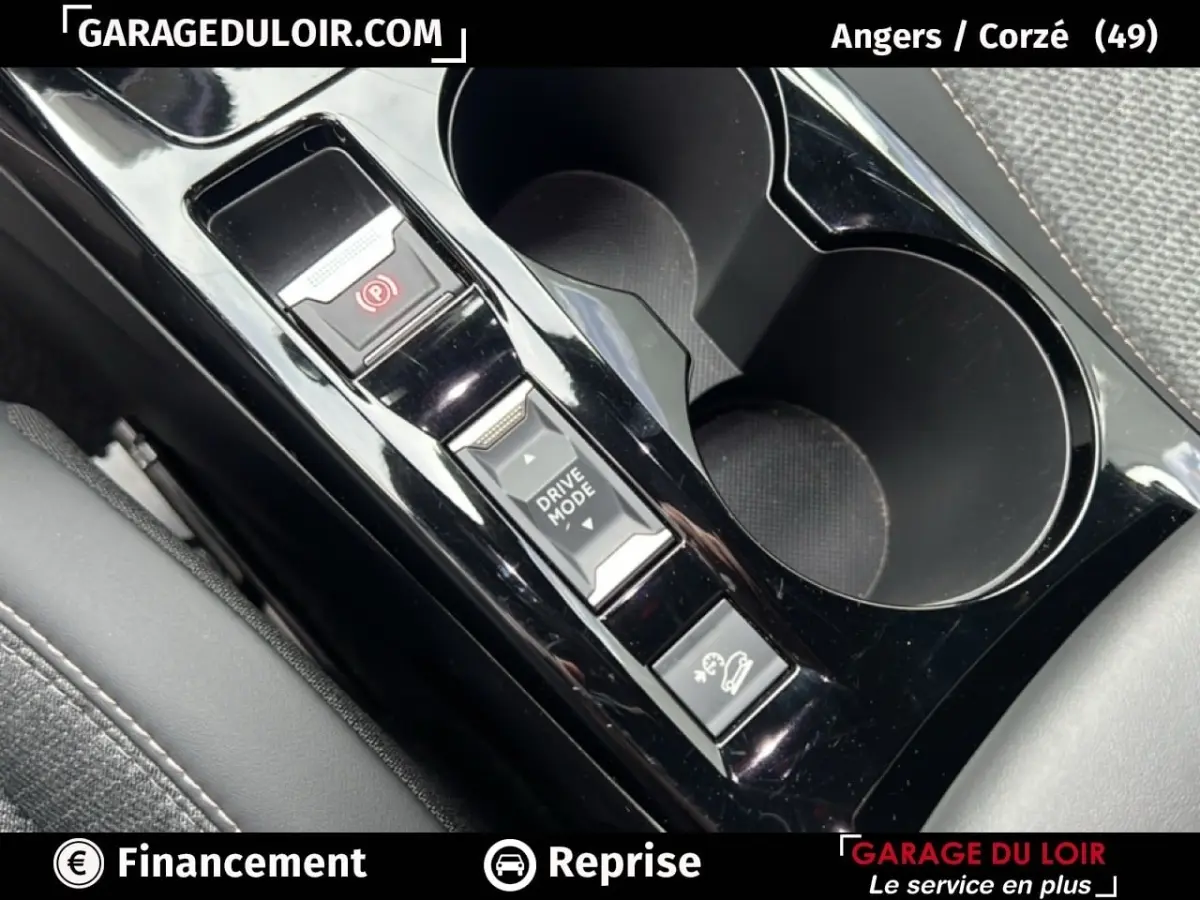 Gros plan sur la console centrale noire brillante du Peugeot 2008 Hybrid 136 e-DCS6 Allure avec commandes Drive Mode et frein à main électronique.