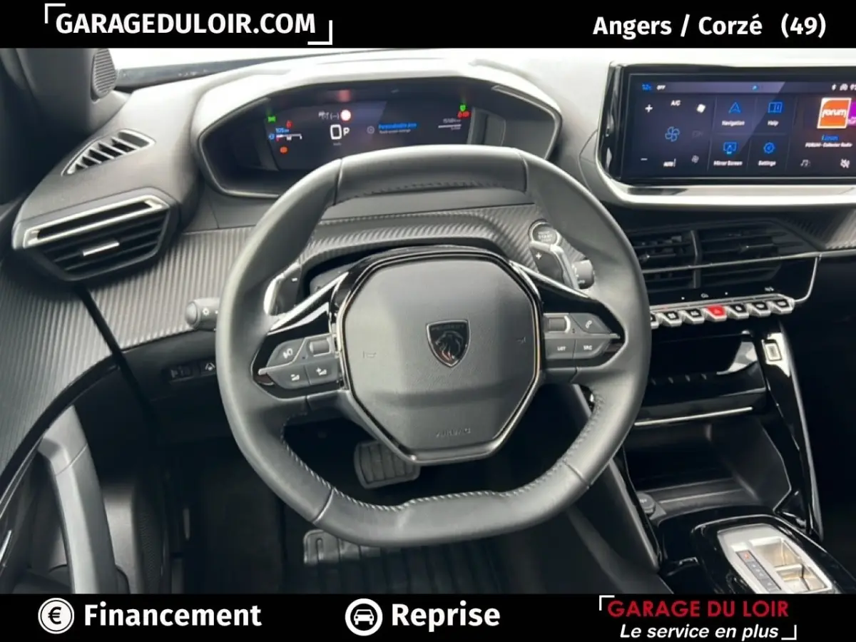 Vue intérieure centrée sur le volant noir du Peugeot 2008 Hybrid 136 e-DCS6 Allure avec tableau de bord numérique et écran tactile.