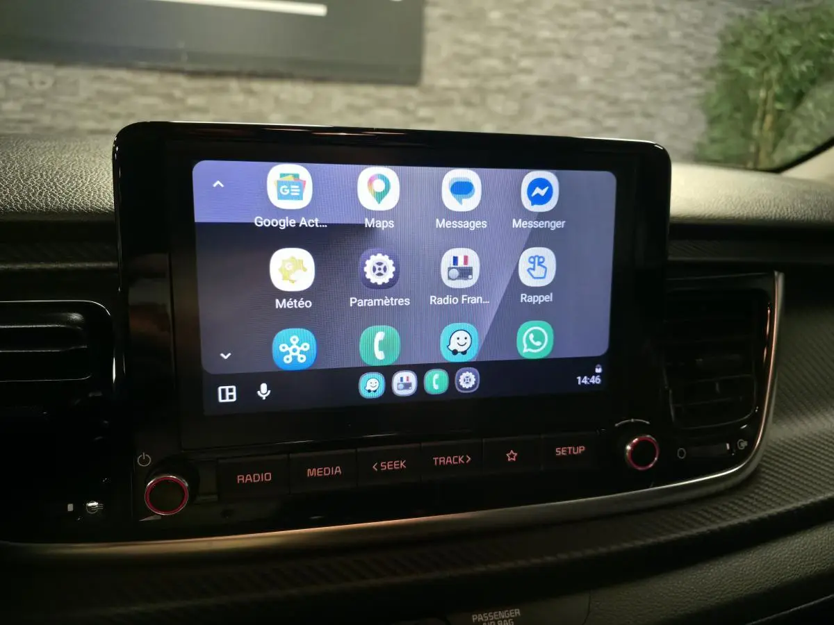 Écran tactile central 8 pouces allumé dans l’habitacle d’une KIA RIO GT Line 2022, vue de face.