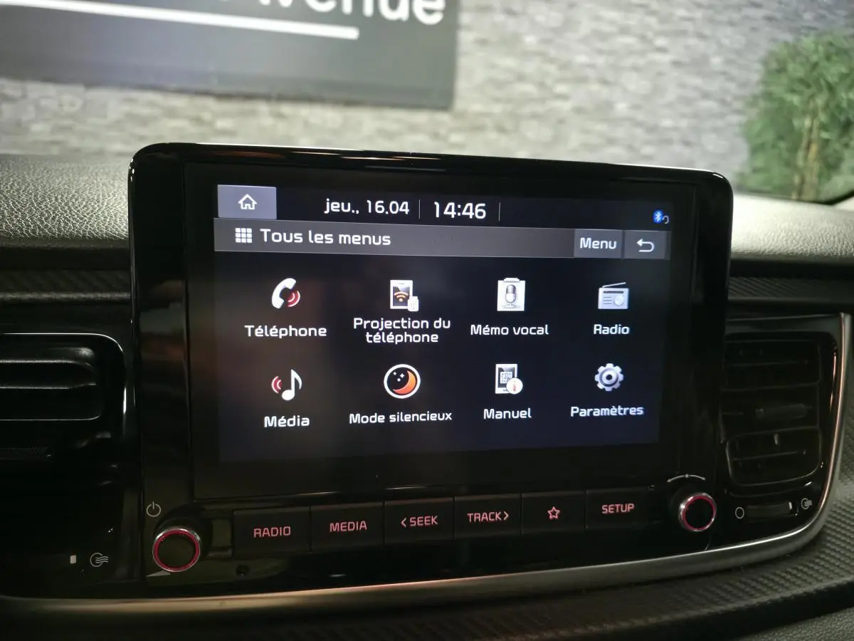 KIA RIO rouge vue de face, mettant en valeur la calandre noire laquée et les jantes alliage 17 pouces.