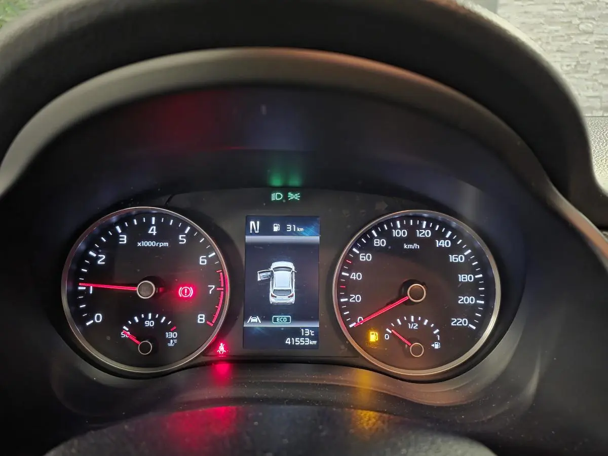 Vue rapprochée du combiné d'instruments numérique et analogique de la Kia Rio GT Line 2022, affichage en marche.