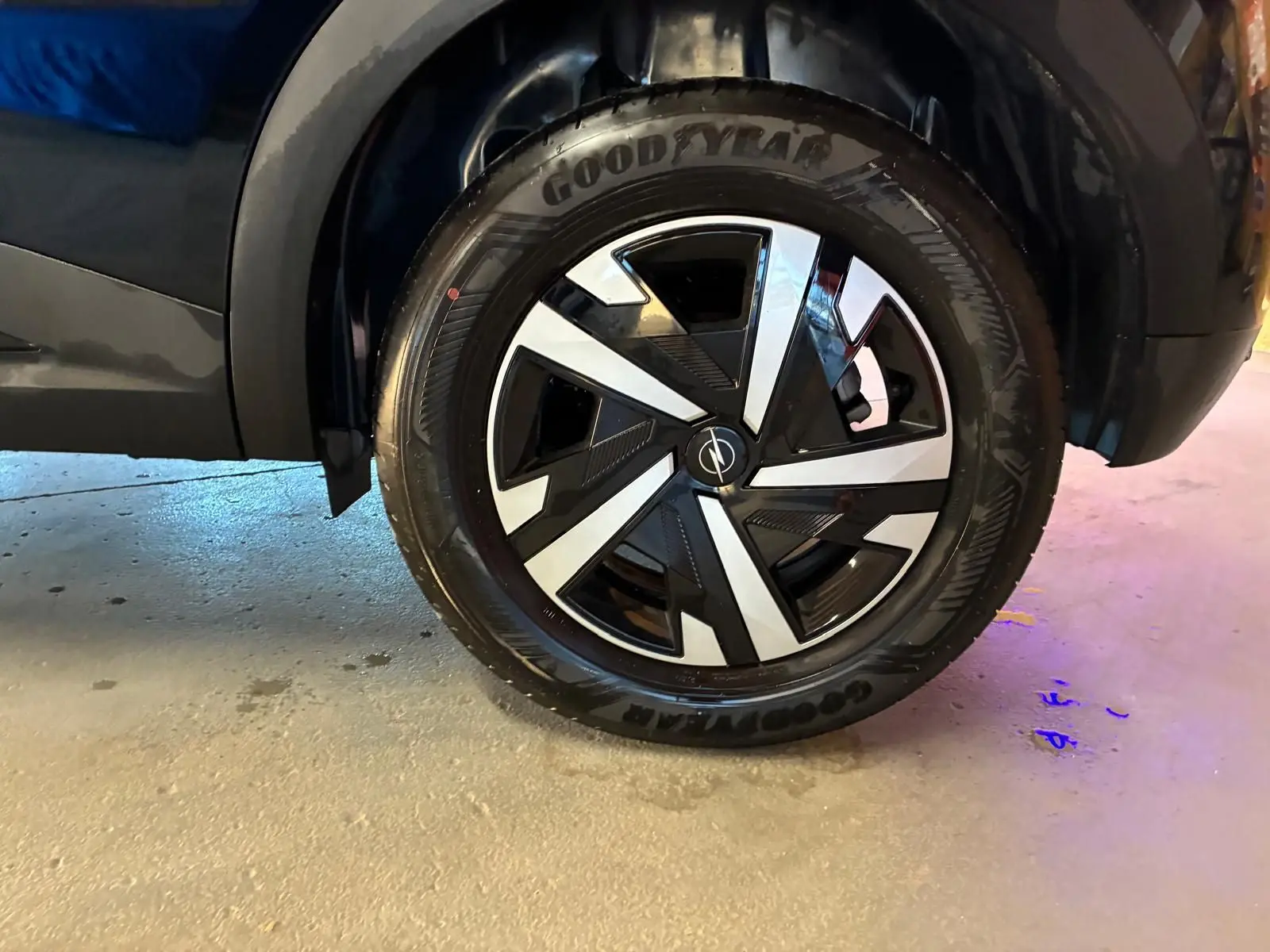 Gros plan sur la roue avant droite noire d’un Opel Mokka 1.2 Turbo 145 Edition 2025 avec jante au design géométrique bicolore.