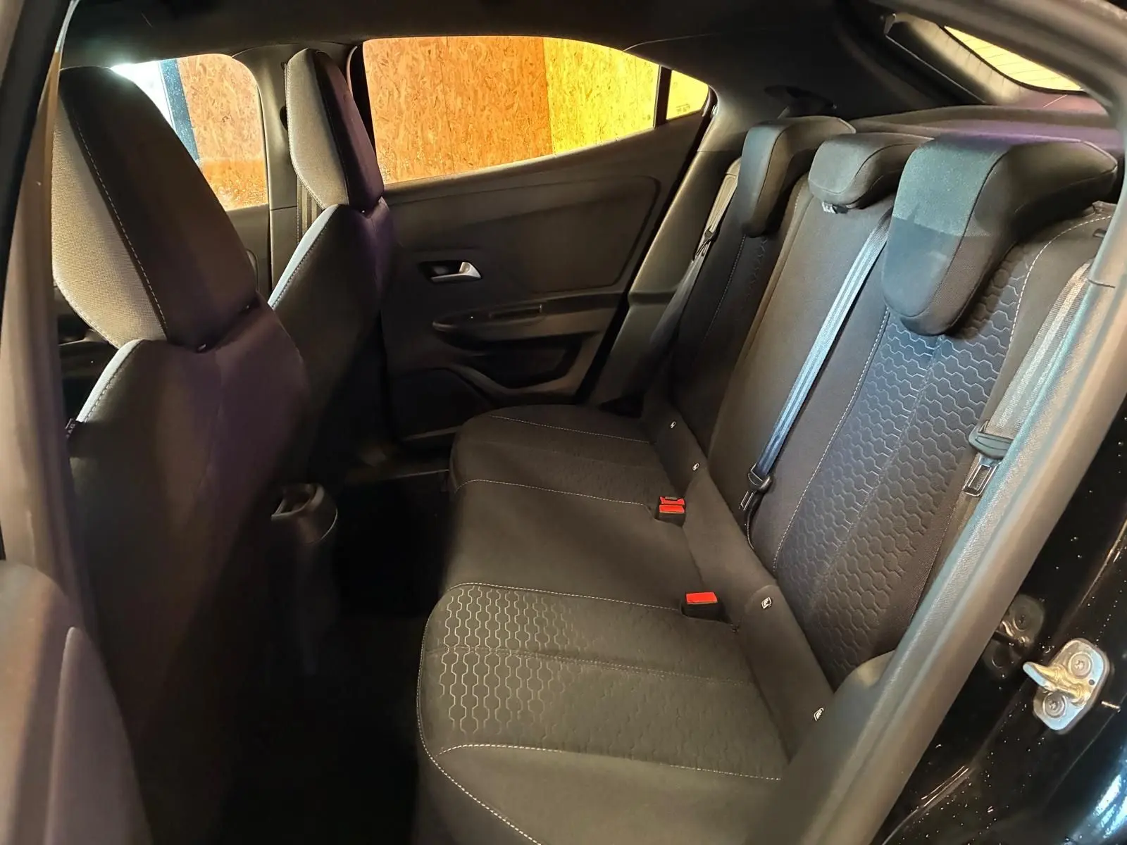 Vue intérieure côté droit des sièges arrière en tissu noir de l'Opel Mokka 2025, version hybride essence.