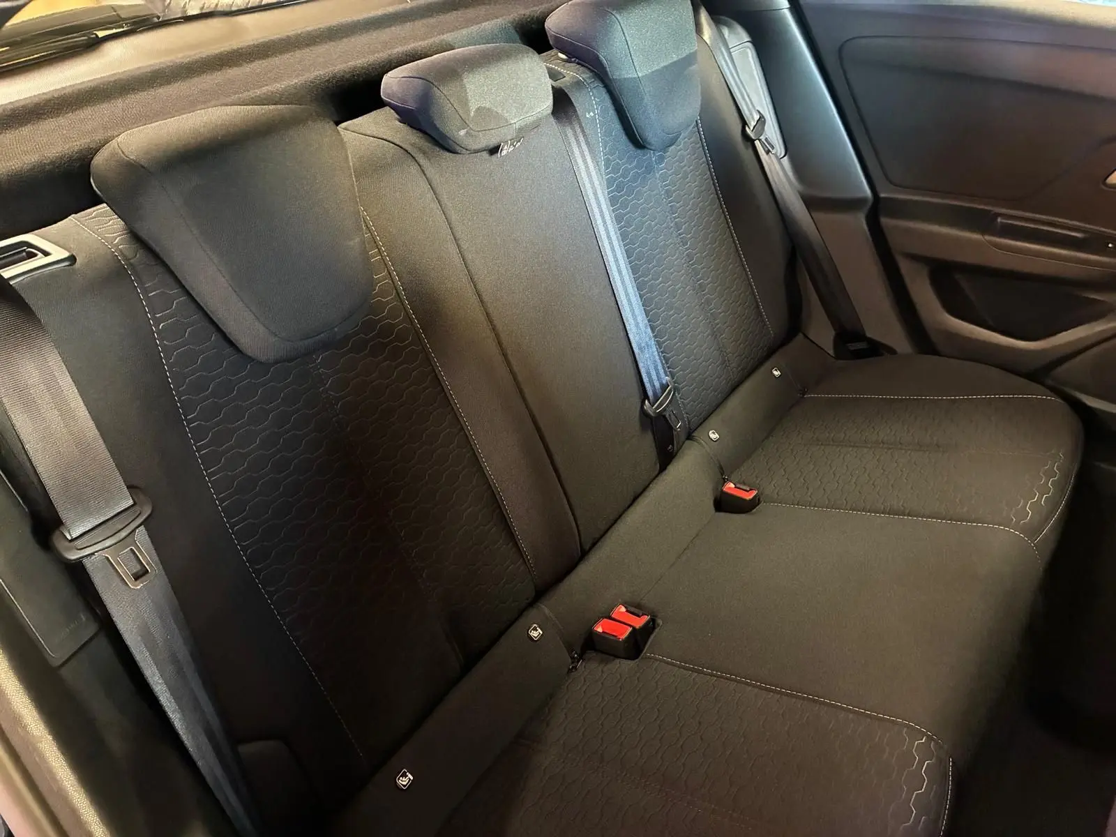 Vue intérieure sur la banquette arrière noire en tissu de l’Opel Mokka 2025, avec ceintures et appuie-têtes visibles.