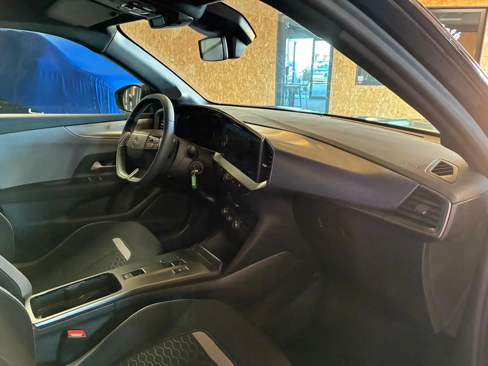 Intérieur noir de l’Opel Mokka 2025, vue côté conducteur, tableau de bord moderne avec écran tactile et volant multifonction.