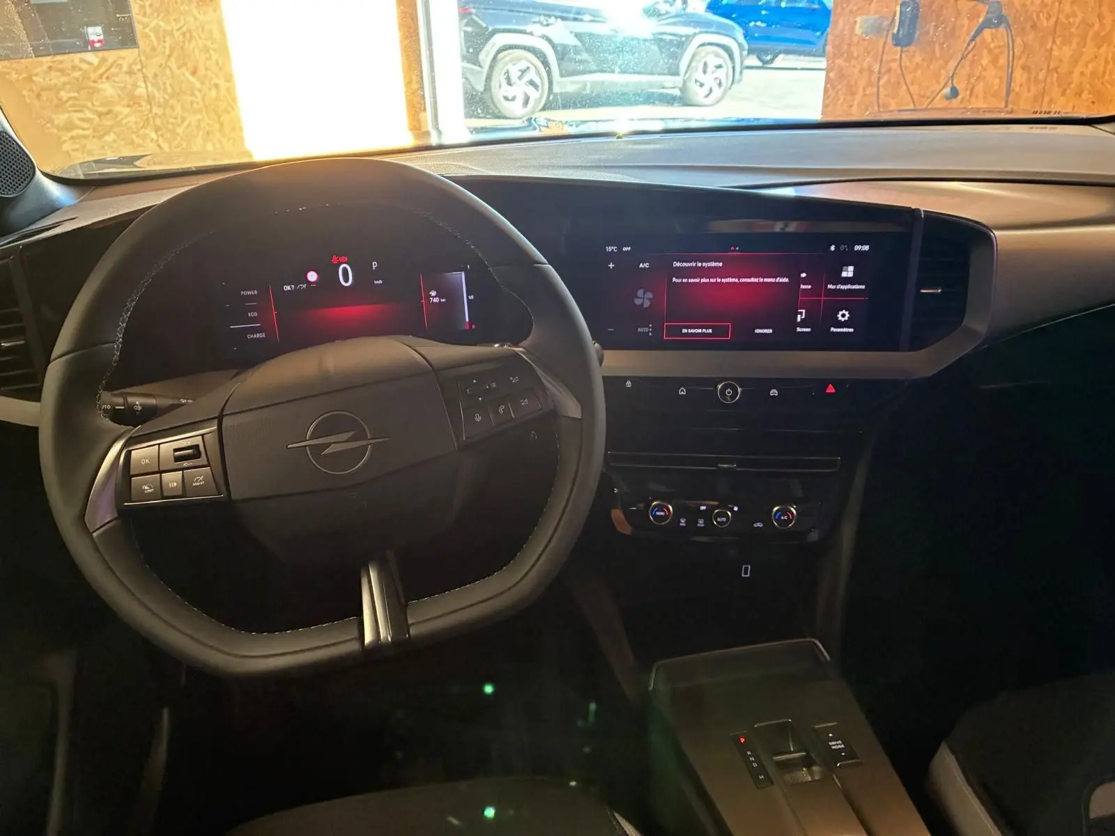 Vue intérieure du tableau de bord de l'Opel Mokka 2025 noire, avec volant multifonction et écran tactile large.