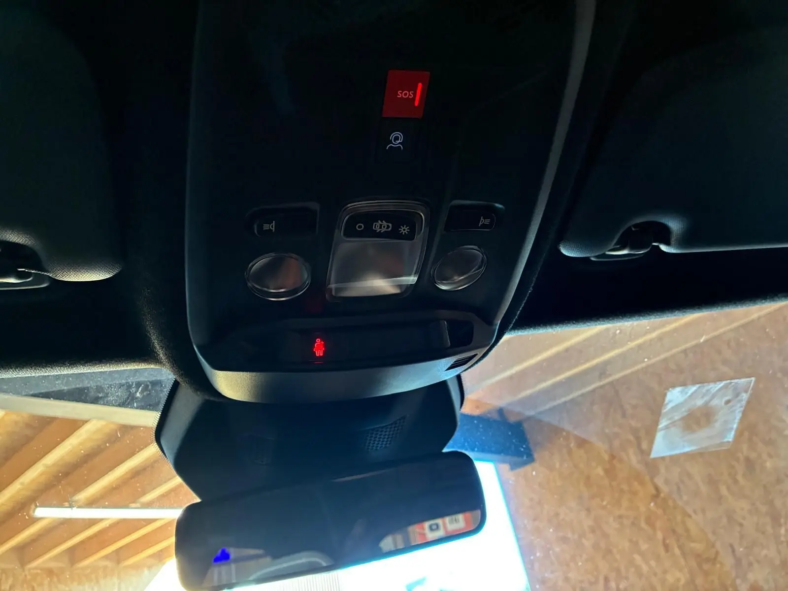 Vue intérieure du plafonnier avec commandes d’éclairage et bouton SOS allumé dans un Opel Mokka noir 2025.
