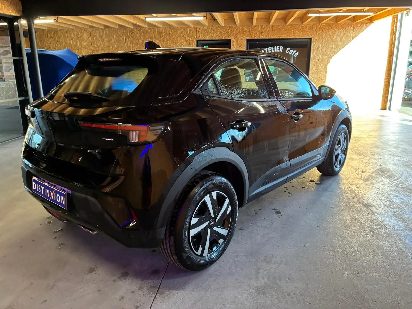 Opel Mokka 1.2 Turbo 145 Edition noir vue 3/4 arrière droit en intérieur, avec jantes alliage et feux LED distinctifs.