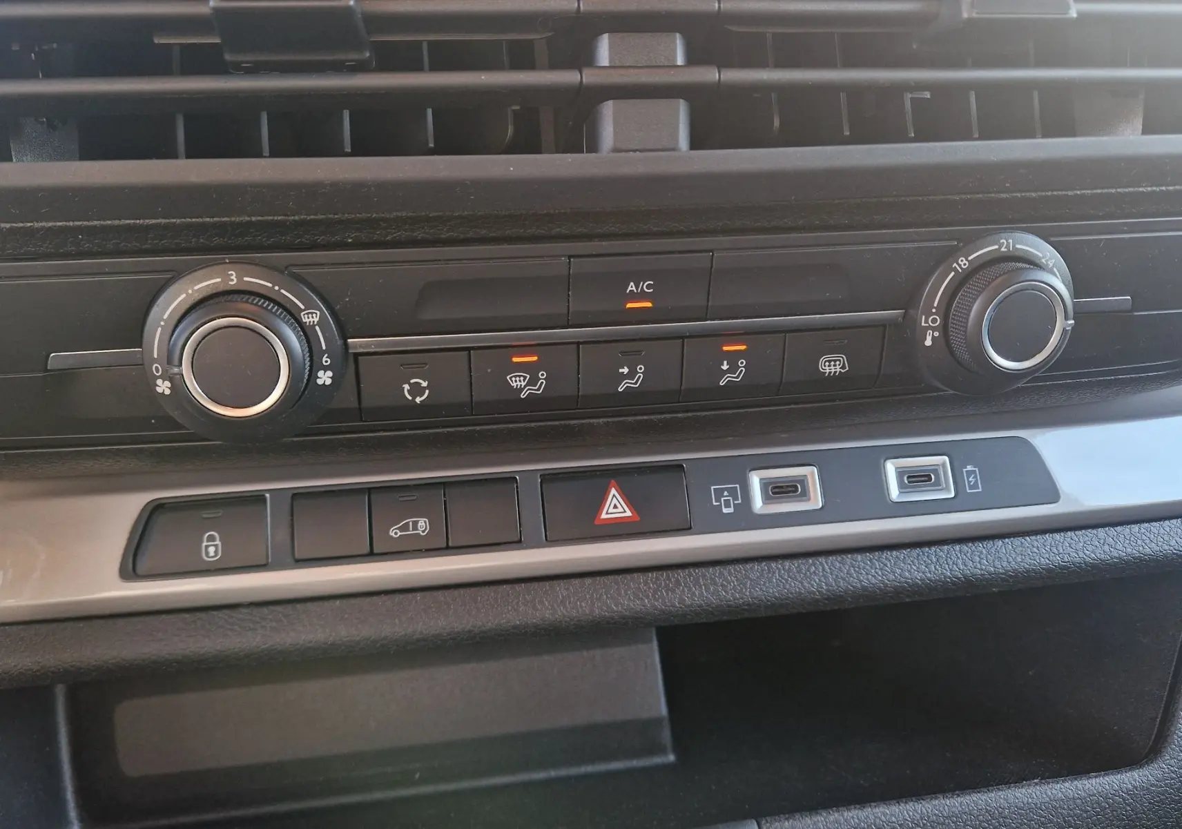 Gros plan sur la console centrale du Fiat Scudo Fourgon blanc 2024, montrant les commandes de climatisation et les ports USB.