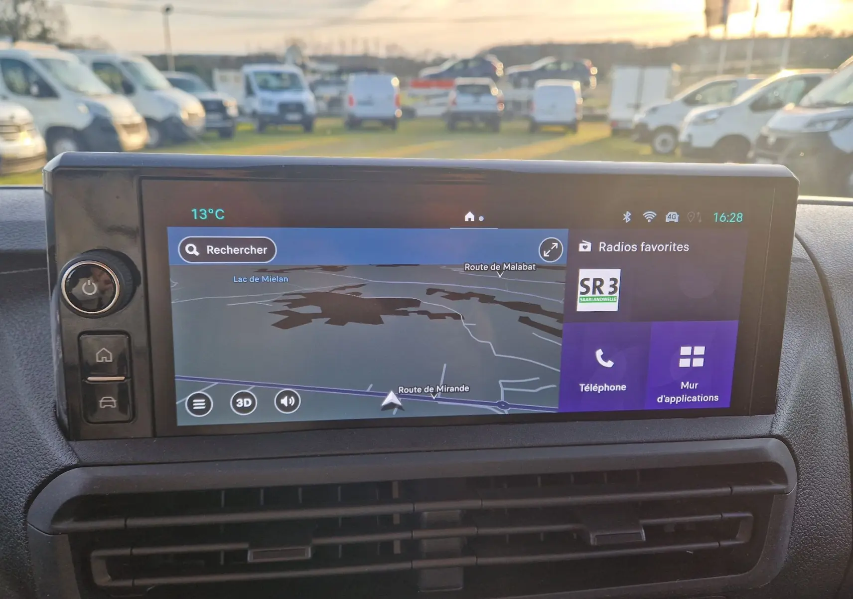 Écran tactile central du tableau de bord du Fiat Scudo Fourgon blanc, affichant la navigation GPS en extérieur.