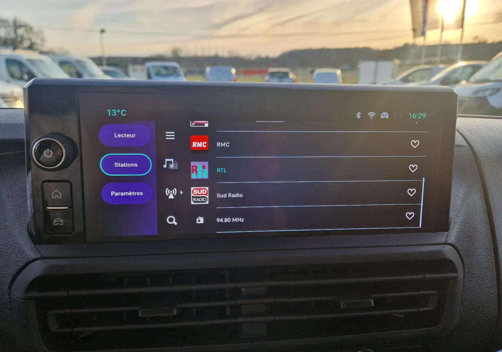 Écran tactile central du FIAT Scudo Fourgon blanc 2024 affichant les stations radio, vue intérieure frontale.
