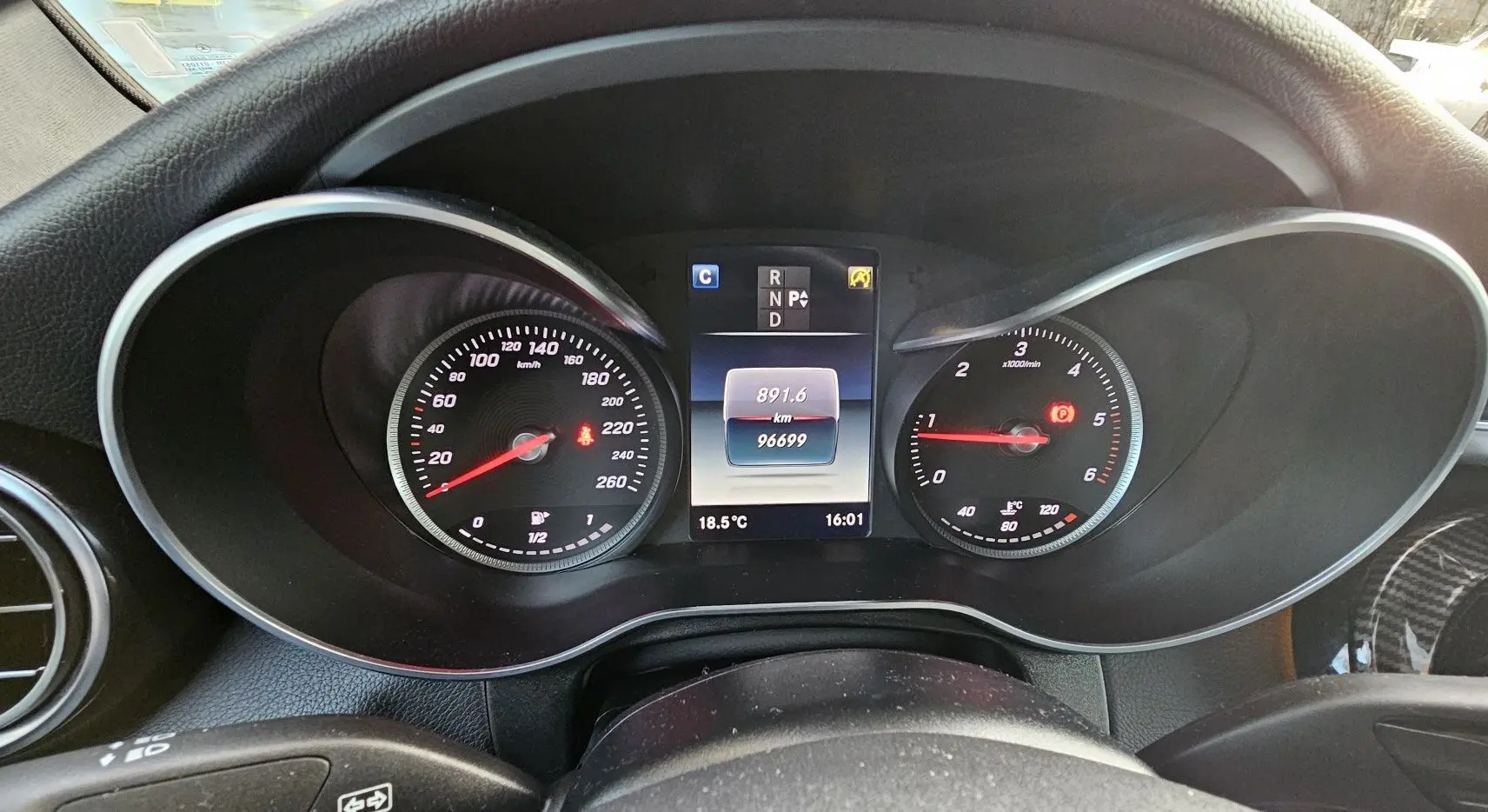 Tableau de bord et compteurs digitaux du Mercedes GLC 220 Coupé 2018 avec affichage kilométrique et température extérieure.