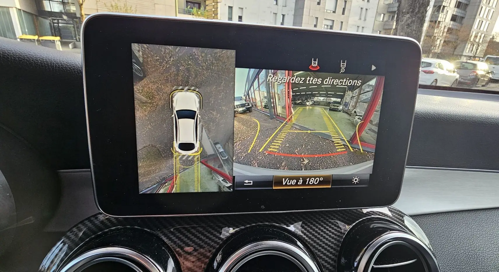 Écran central du Mercedes GLC 220 Coupé blanc montrant la caméra de recul et la vue à 180° en stationnement.