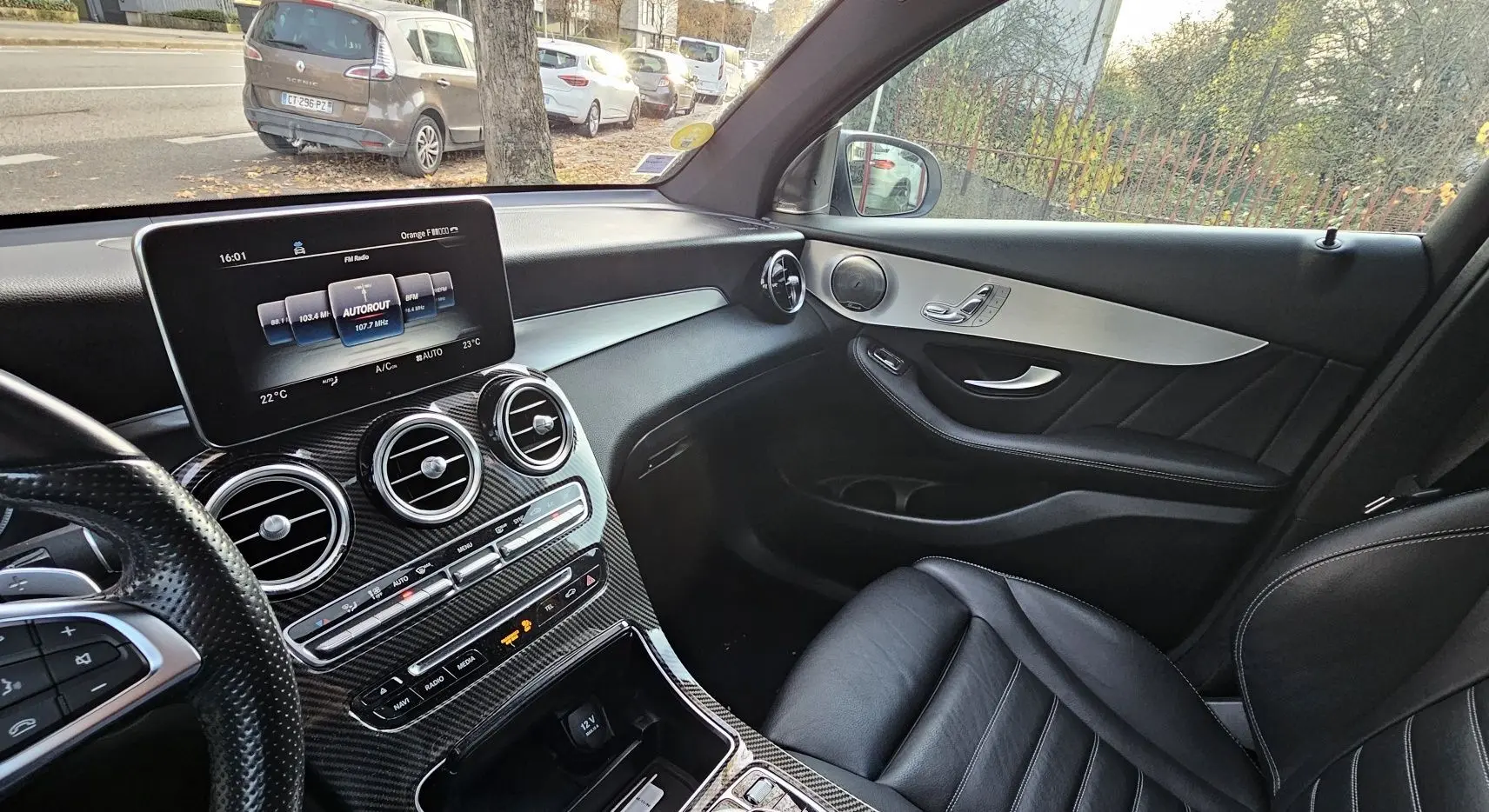 Intérieur noir cuir du Mercedes GLC 220 Coupé 2018, vue côté passager avec tableau de bord et écran central visibles.