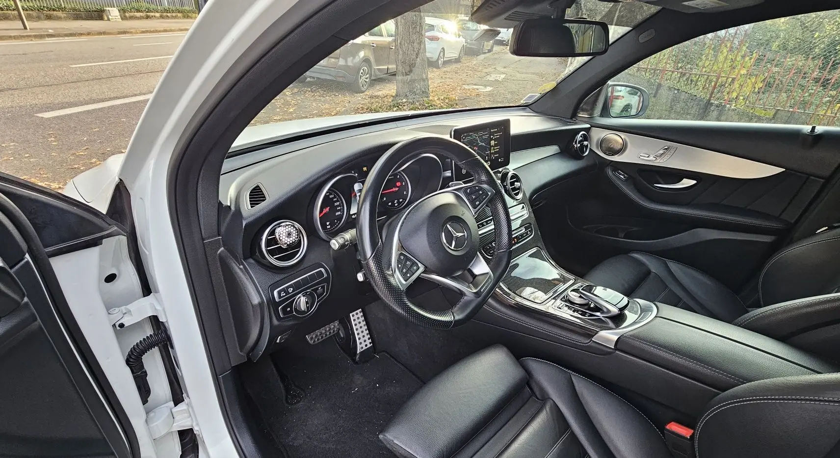 Intérieur noir cuir du Mercedes GLC 220 Coupé 2018 vu côté conducteur avec tableau de bord et console centrale moderne.