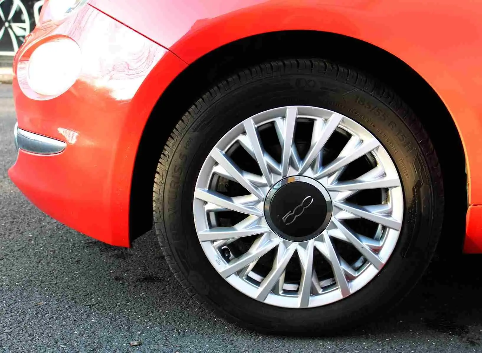 Gros plan sur les sièges arrière en tissu à motif écossais de la FIAT 500C 2018, vue intérieure côté droit.