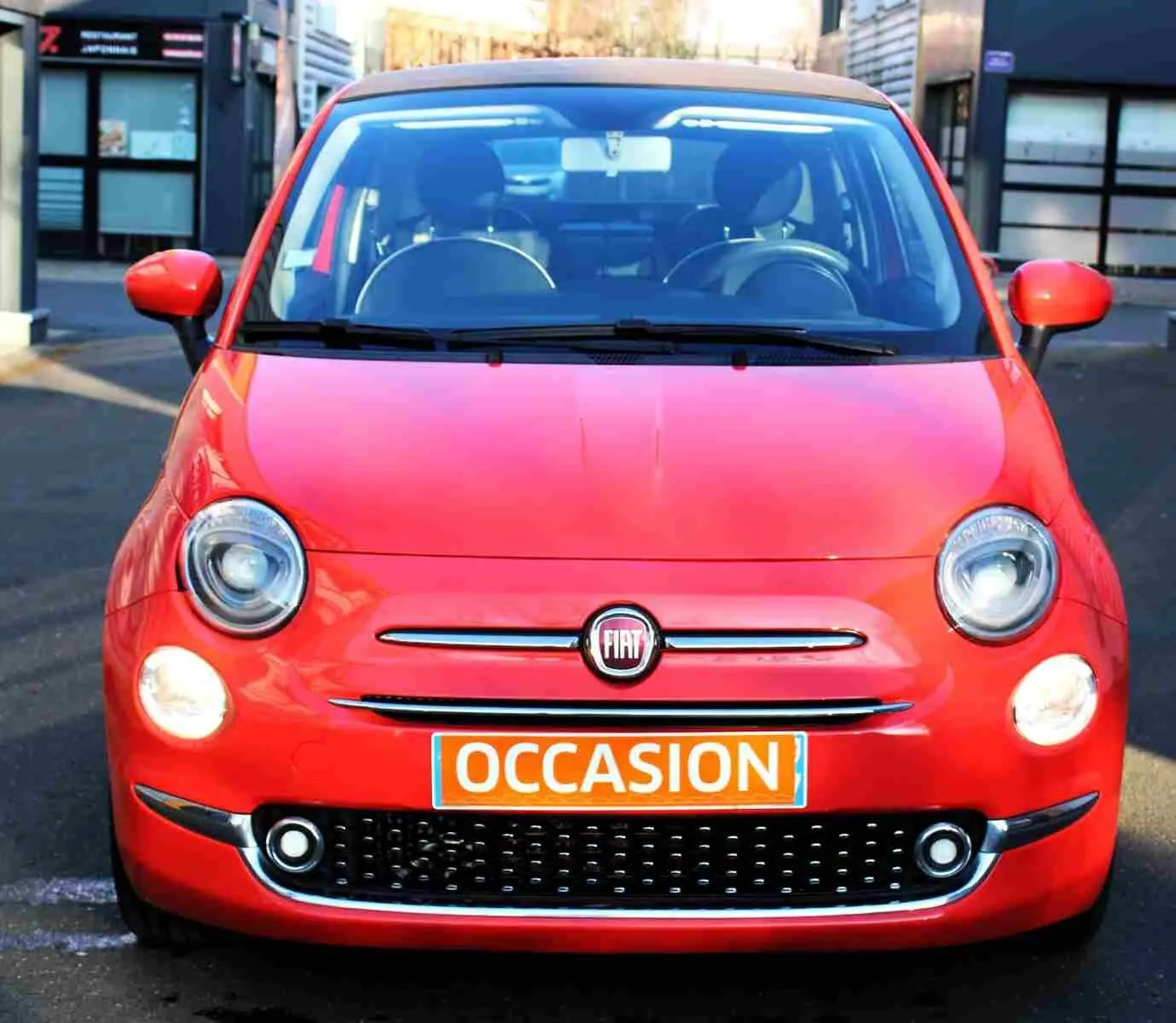 Coffre ouvert vu de l'arrière d'une FIAT 500C 2018 Pastel Coral Red avec feux arrière et pare-chocs visibles.