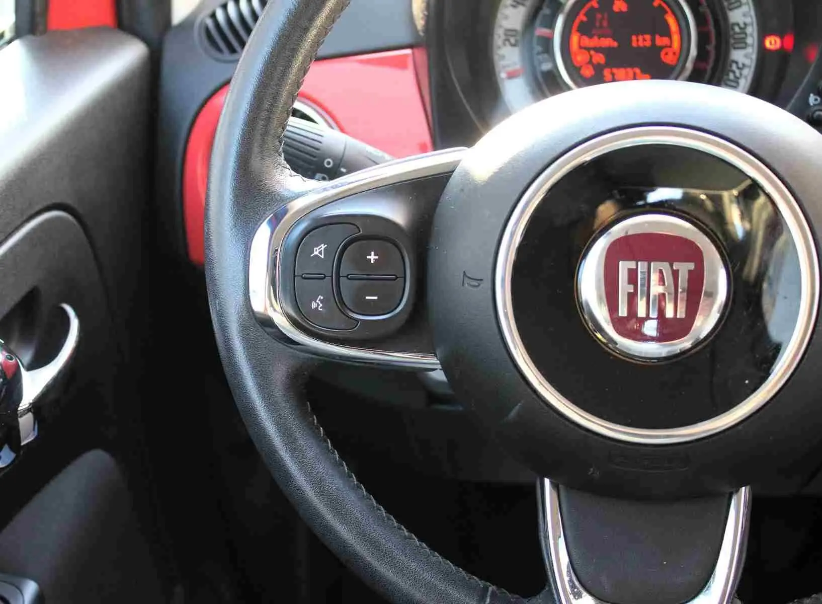 Tableau de bord de Fiat 500C 2018 en Pastel Coral Red, vue frontale centrée sur l'écran tactile et commandes.