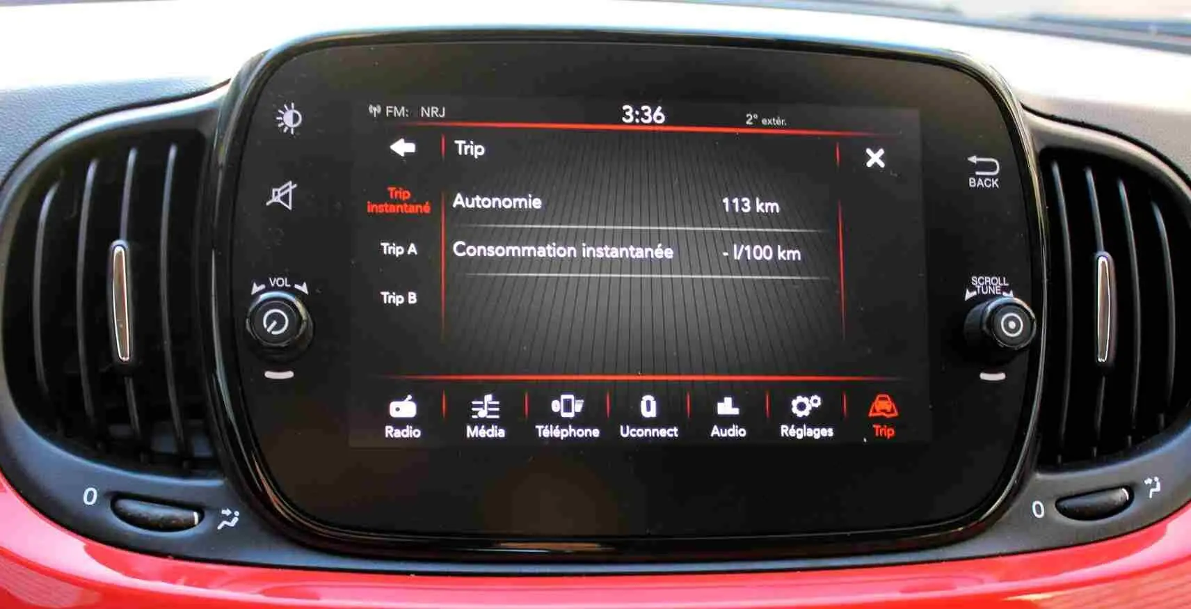 Écran tactile central du tableau de bord de la FIAT 500C 2018 en couleur Pastel Coral Red, affichant le menu Trip.