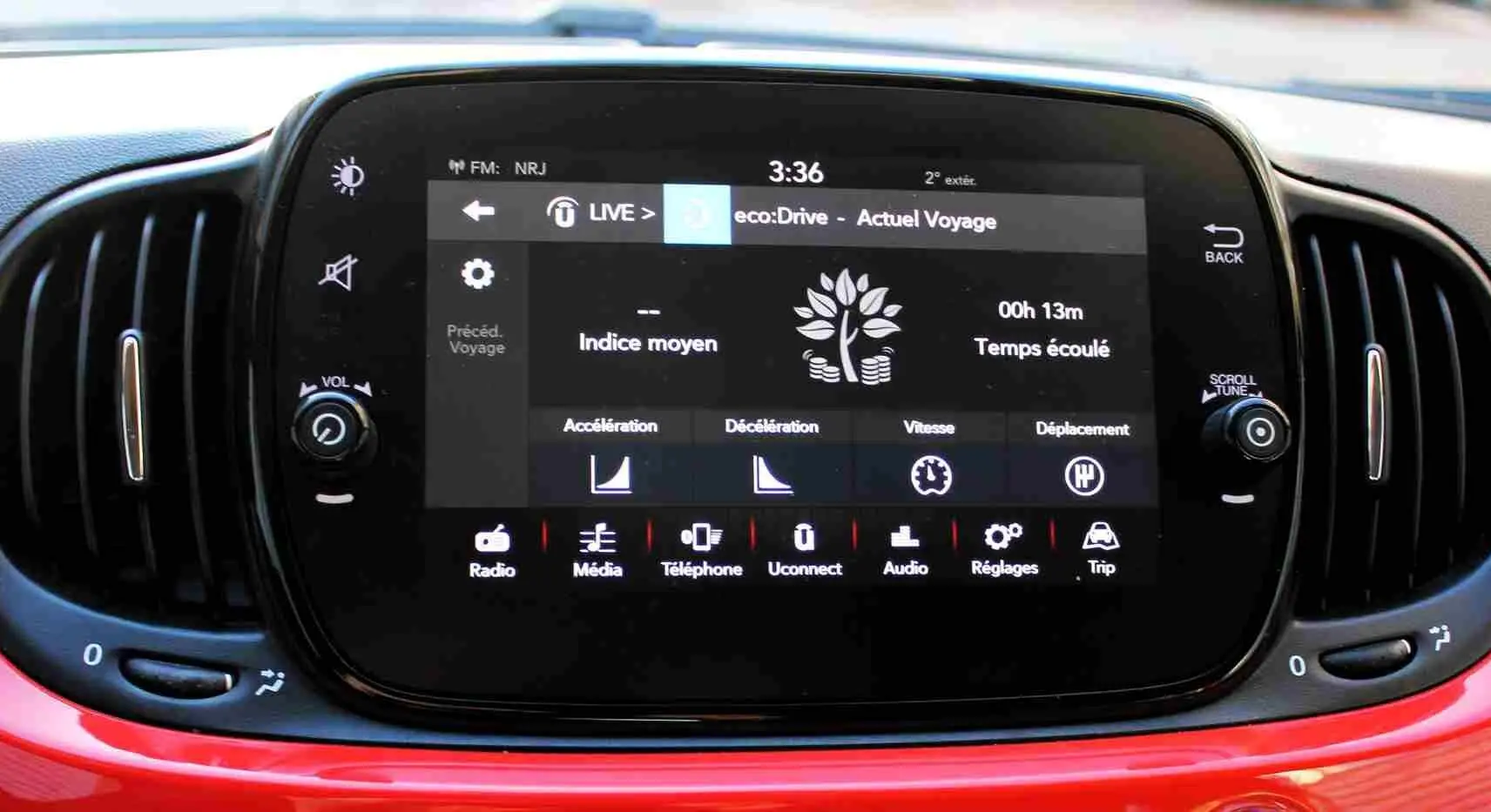 Écran tactile central du tableau de bord de la Fiat 500C 2018 en Pastel Coral Red, affichant les options de conduite ecoDrive.