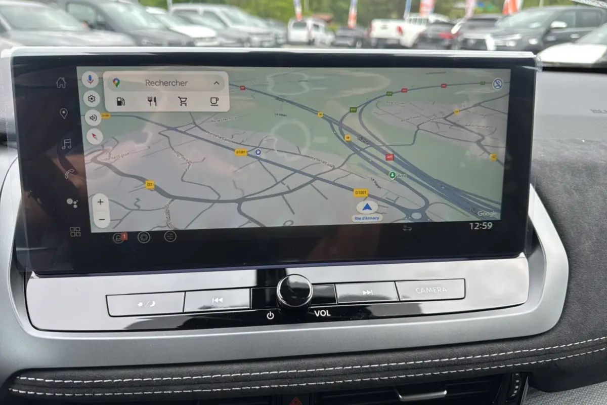 Écran tactile central du Nissan Qashqai E-POWER 205 Tekna Plus affichant la navigation GPS avec commandes tactiles.