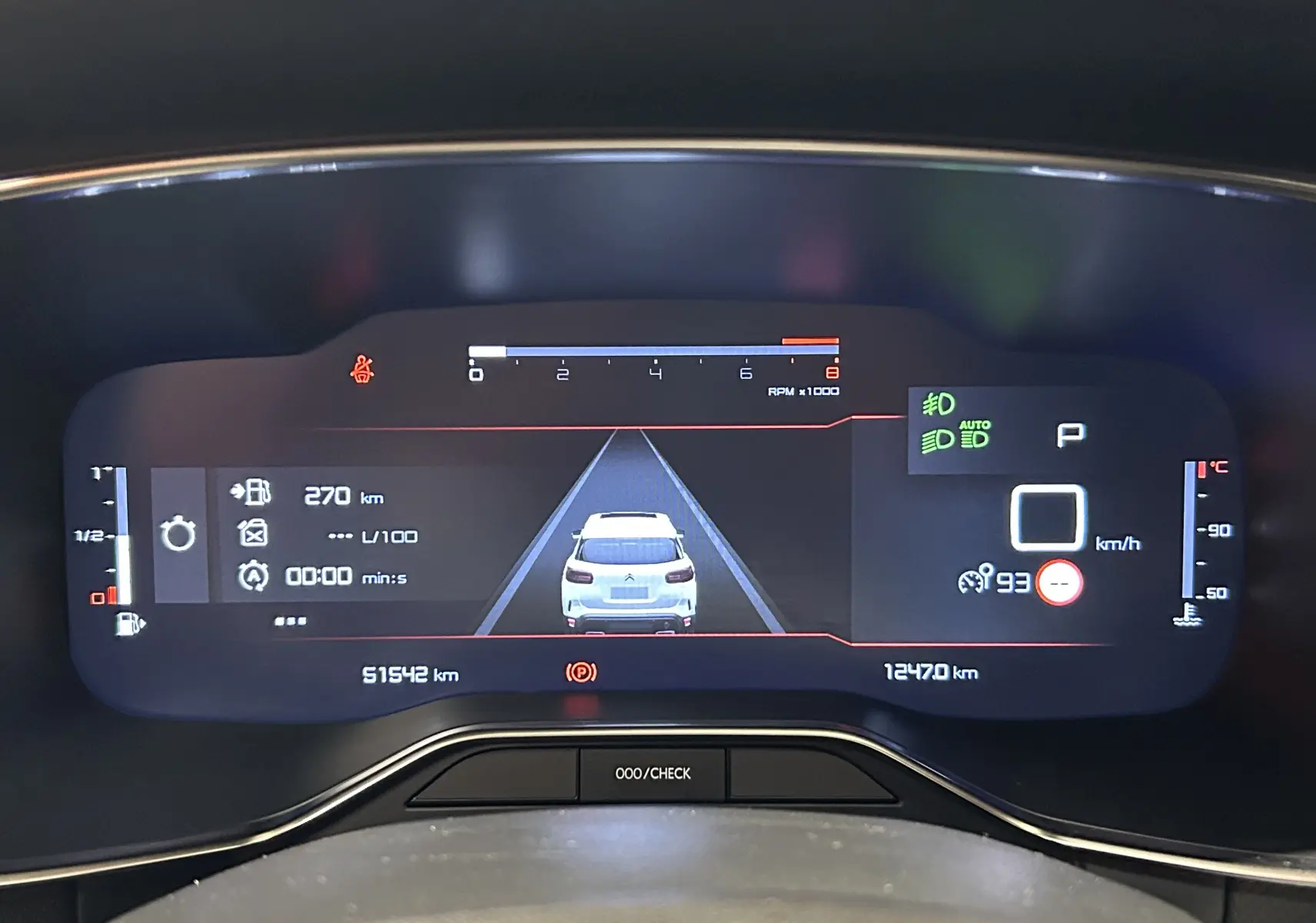 Tableau de bord numérique du Citroën C5 Aircross gris Platinium, affichant la consommation, vitesse et assistance conduite.